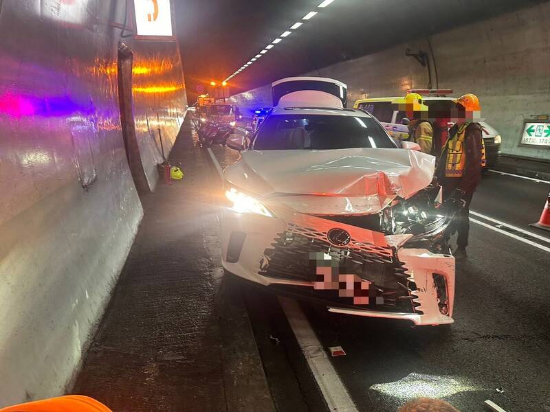 与小货车相撞的白色LEXUS，车头严重受损。（图由警方提供）