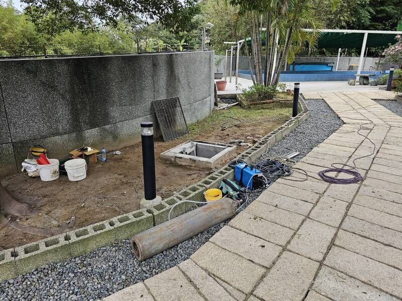 钟姓工人与周姓老板进入涵洞后晕厥，一度失去生命征象。（记者吴升儒翻摄）