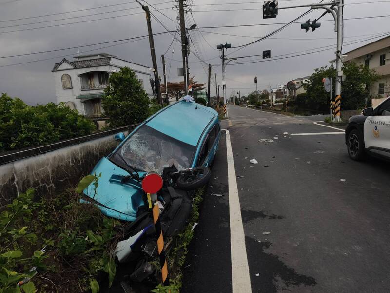 宜兰冬山一处路口发生休旅车与机车相撞车祸,休旅车失控冲进路旁排水沟。(图由警方提供) 宜兰冬山一处路口发生休旅车与机车相撞车祸,休旅车失控冲进路旁排水沟。(图由警方提供)