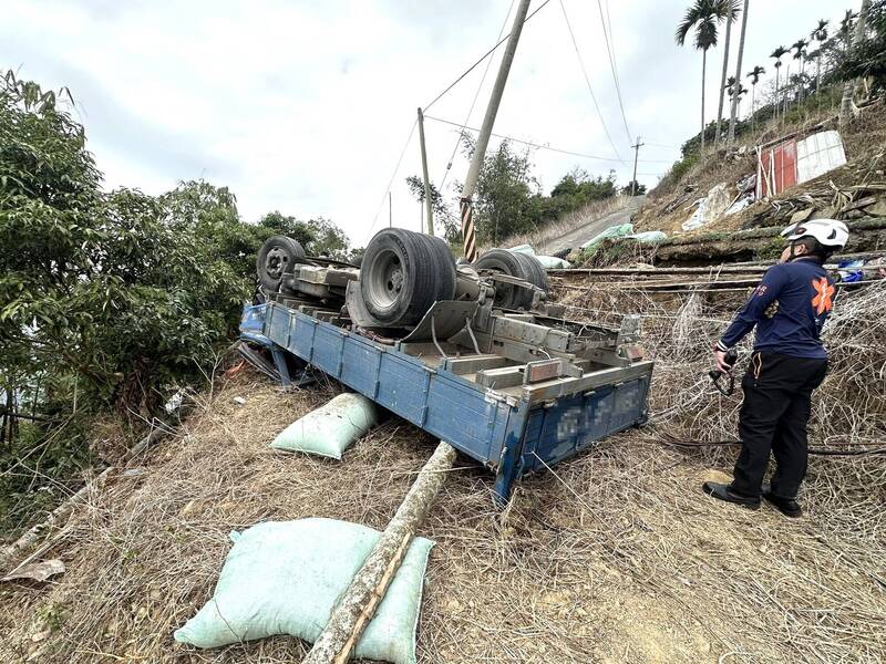 南投水里乡山区,载运肥料的货车下坡失控,并撞断电线杆翻覆,造成车上4人2死2伤。(民众提供) 南投水里乡山区,载运肥料的货车下坡失控,并撞断电线杆翻覆,造成车上4人2死2伤。(民众提供)