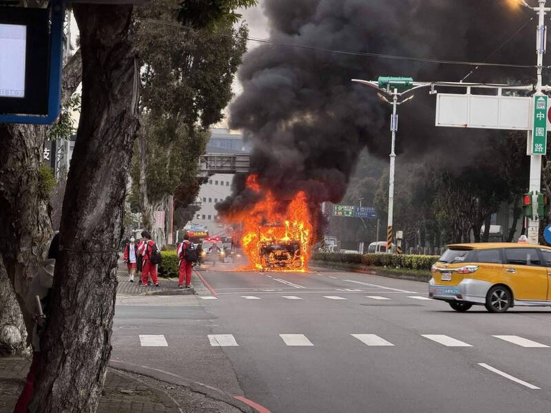 桃園中壢聯結車火燒車！ 濃煙衝天波及國1往中壢方向回堵