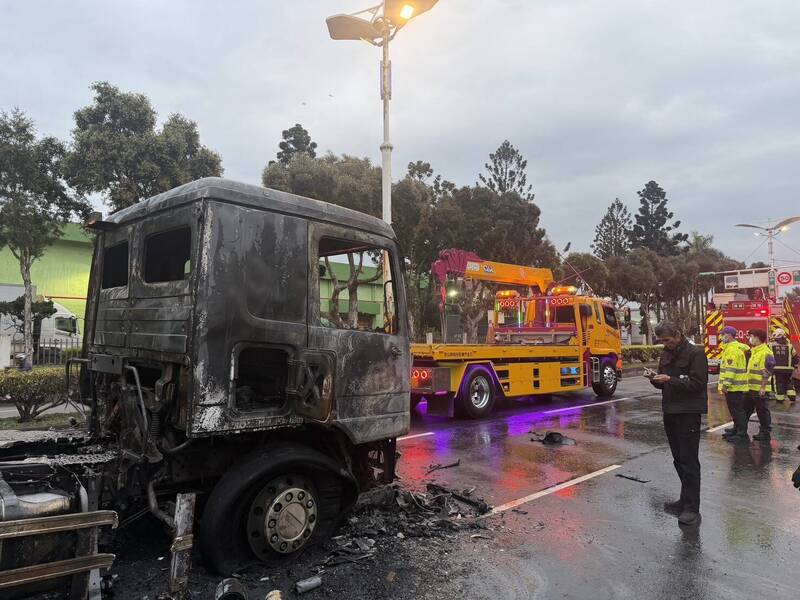 桃園中壢聯結車火燒車，中壢警方派員疏導交通。（記者李容萍翻攝）