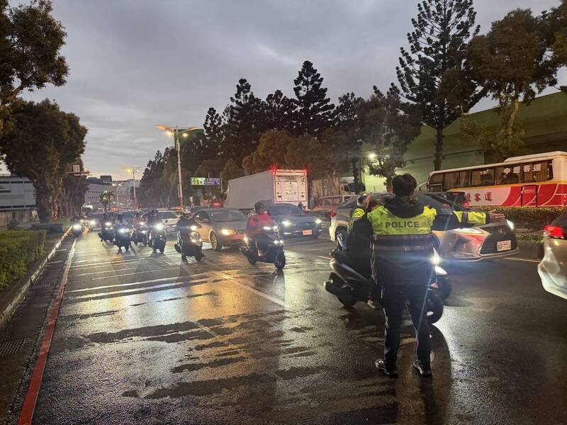 桃園中壢聯結車火燒車，中壢警方派員疏導交通。（記者李容萍翻攝）