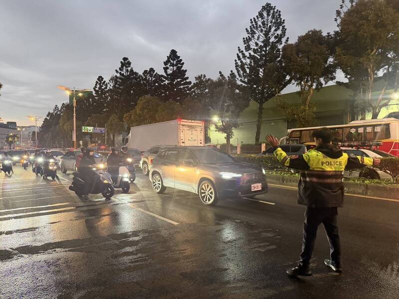 桃園中壢聯結車火燒車，中壢警方派員疏導交通。（記者李容萍翻攝）
