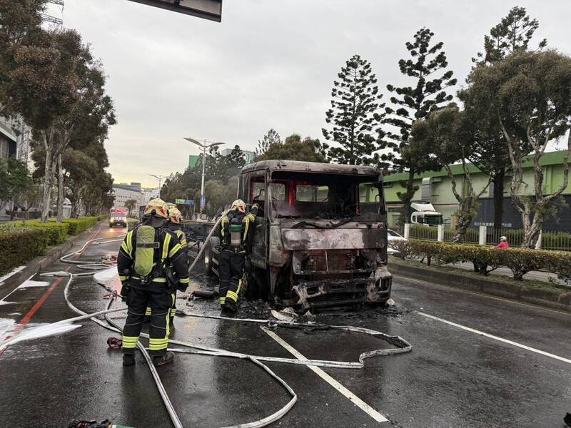 現場火勢撲滅後，警方聯繫拖車拖離已燒成廢鐵的聯結車。（記者李容萍翻攝）