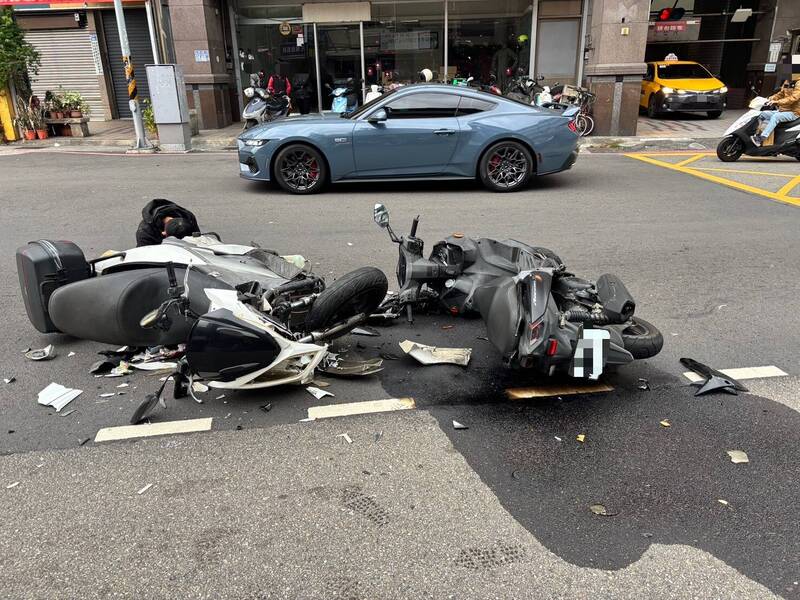 台中機車對撞滿地碎片 2騎士全送醫