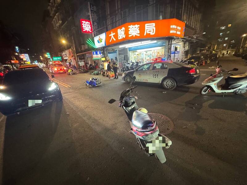 擊落對向2騎士波及路邊車 中和機車左轉事故釀2傷