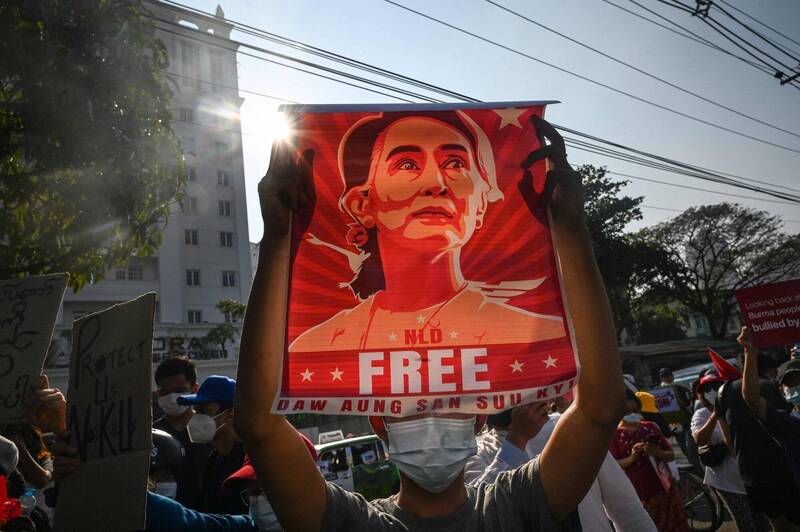 2021年2月，缅甸仰光抗议群众举著肖像，声援翁山苏姬。（法新社）