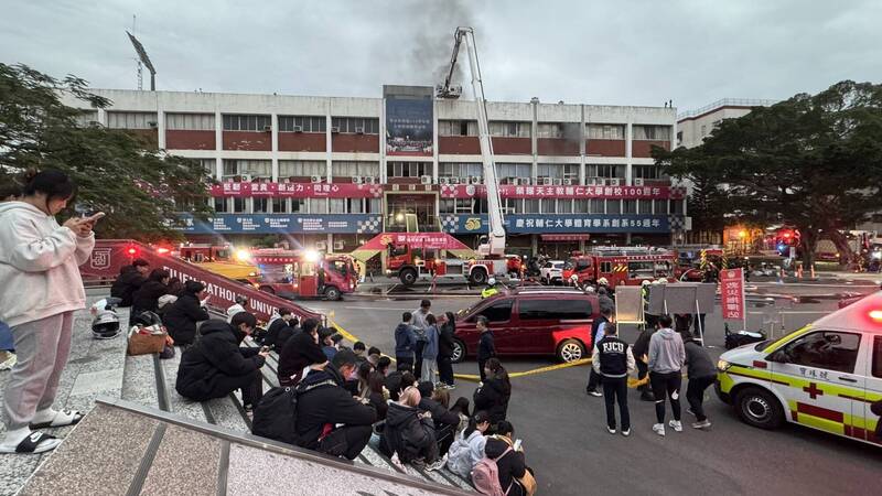 火警引来不少学生驻足观看。（记者徐圣伦翻摄）