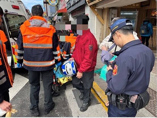 警方與救護人員通力合作。（記者王冠仁翻攝）