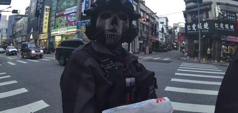 著骷髏裝戰術背心掛槍逛大街引恐慌 花蓮警依社維法送裁罰