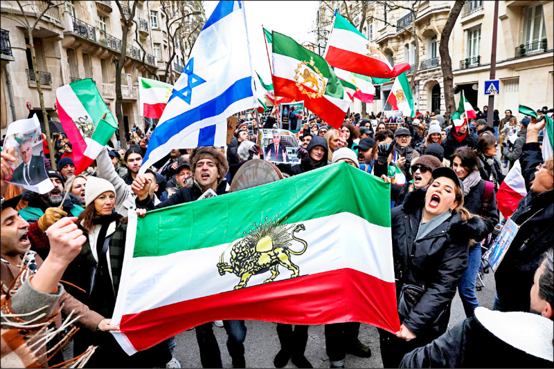 大批民眾和行動人士11日在法國首都巴黎集會，秀出伊朗在伊斯蘭革命前的「獅子太陽旗」，聲援伊朗這波反政府抗爭，抗議德黑蘭當局血腥鎮壓示威者。（路透）