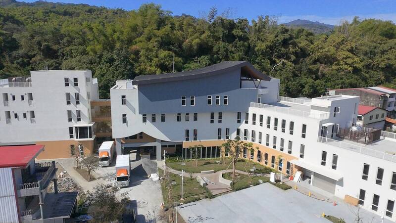 新建六龜區行政中心獲得「第25屆公共工程金質獎」佳作肯定，1月16日將舉行落成典禮。（圖由六龜區公所提供）