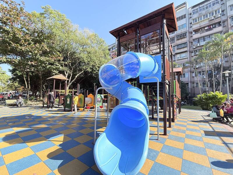 新北板橋玫瑰公園新兒童遊戲場啟用 設複合式遊具、地墊