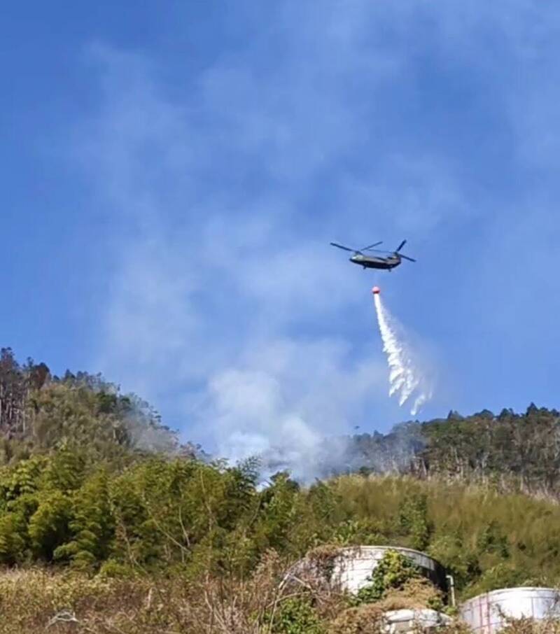 雲林古坑山林火災第3天! 國防部出動CH-47運輸直升機協助