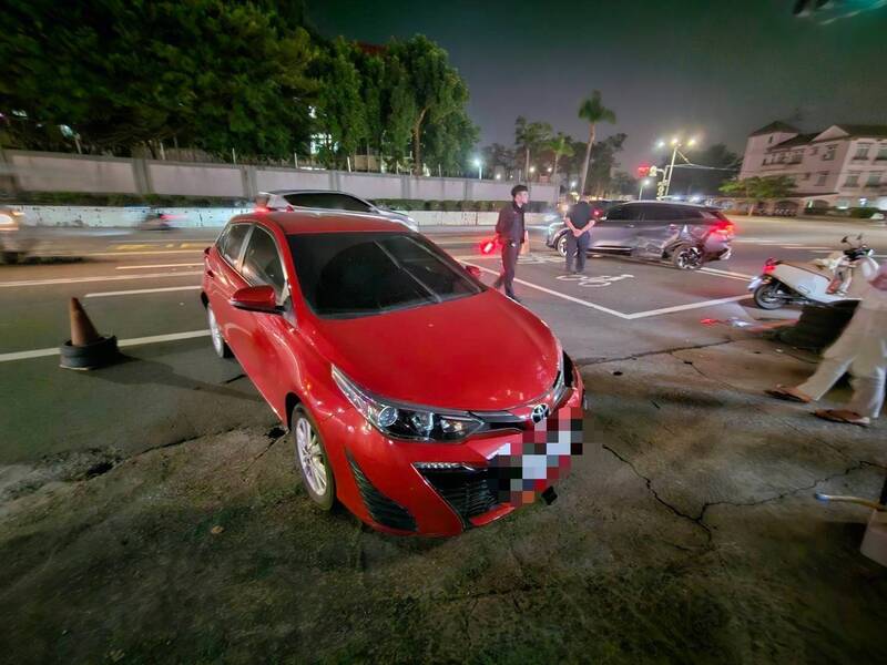 對向車失控衝撞! 父載2歲女童差點翻車
