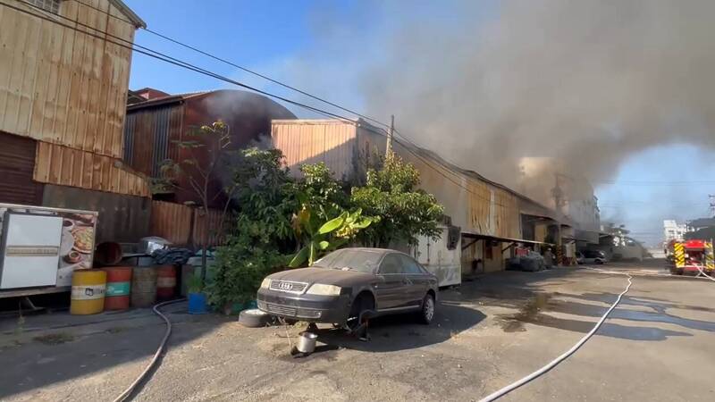 台南金屬拋光工廠火警 消防出動13車27人搶救