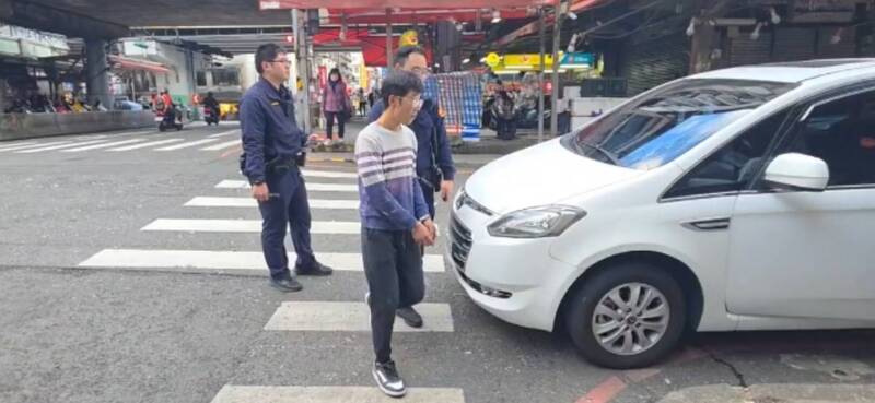 男基隆市區擦撞路旁轎車 警抄出6顆喪屍煙彈