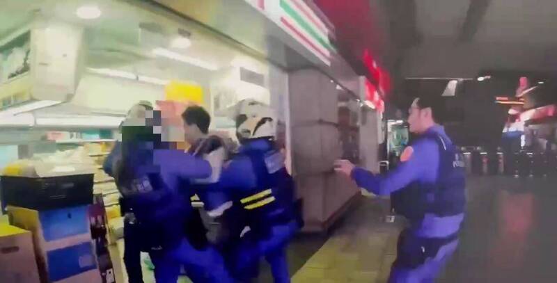 警方管束林男。（记者姚岳宏翻摄）