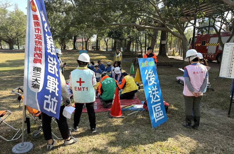 后送区检伤分类。（第三救灾救护大队提供）