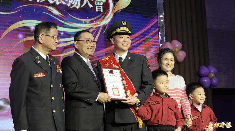 新北市消防局特种搜救大队大埔分队长陈丰仁（左３）获消防楷模。（记者黄政嘉摄）