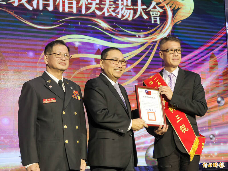 前新北市消防局政风室主任林三龙（右）获消防楷模。（记者黄政嘉摄）