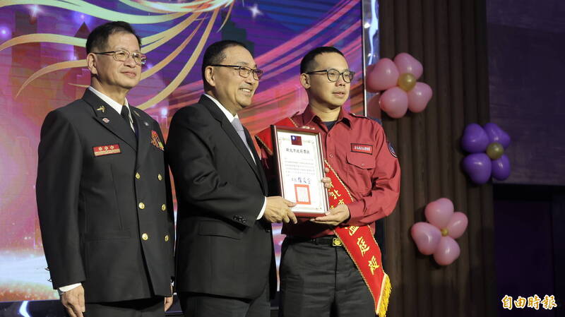 新板义消山搜分队小队长温庭毅（右）获义消楷模。（记者黄政嘉摄）