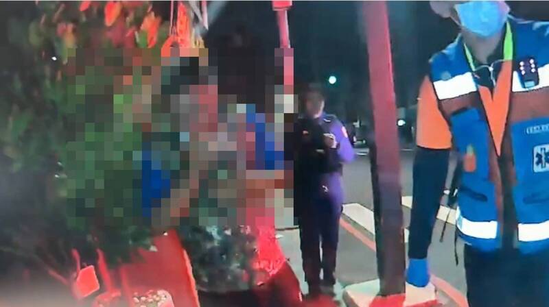開庭遺失錢包徒步返家！前科男深夜心痛癱坐路邊 暖警急送醫