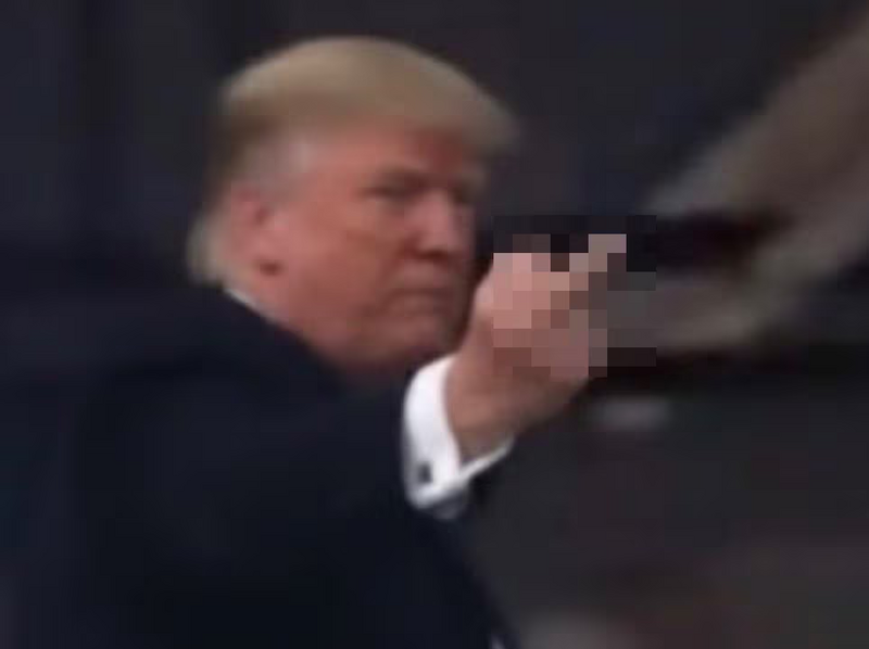 白宮認證「比中指剛好」!川普遭嗆戀童癖保護者 竟回敬F字國罵