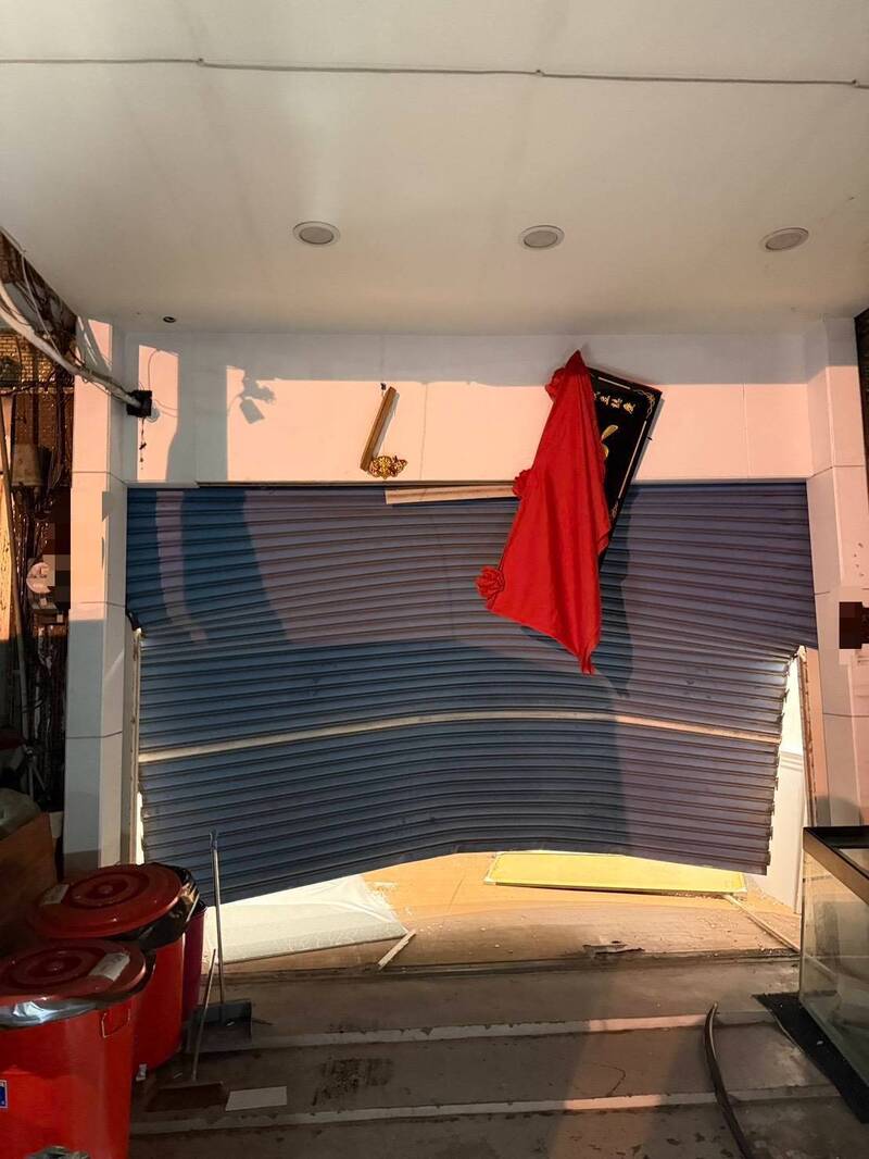 巧合？嘉市神壇、嘉縣大林茶行鐵門凌晨先後遭車撞 警：待釐清