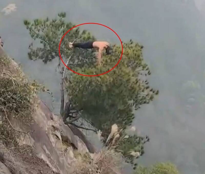 赤膊男峭壁樹梢做伏地挺身同行揭真實身份危崖驚險
