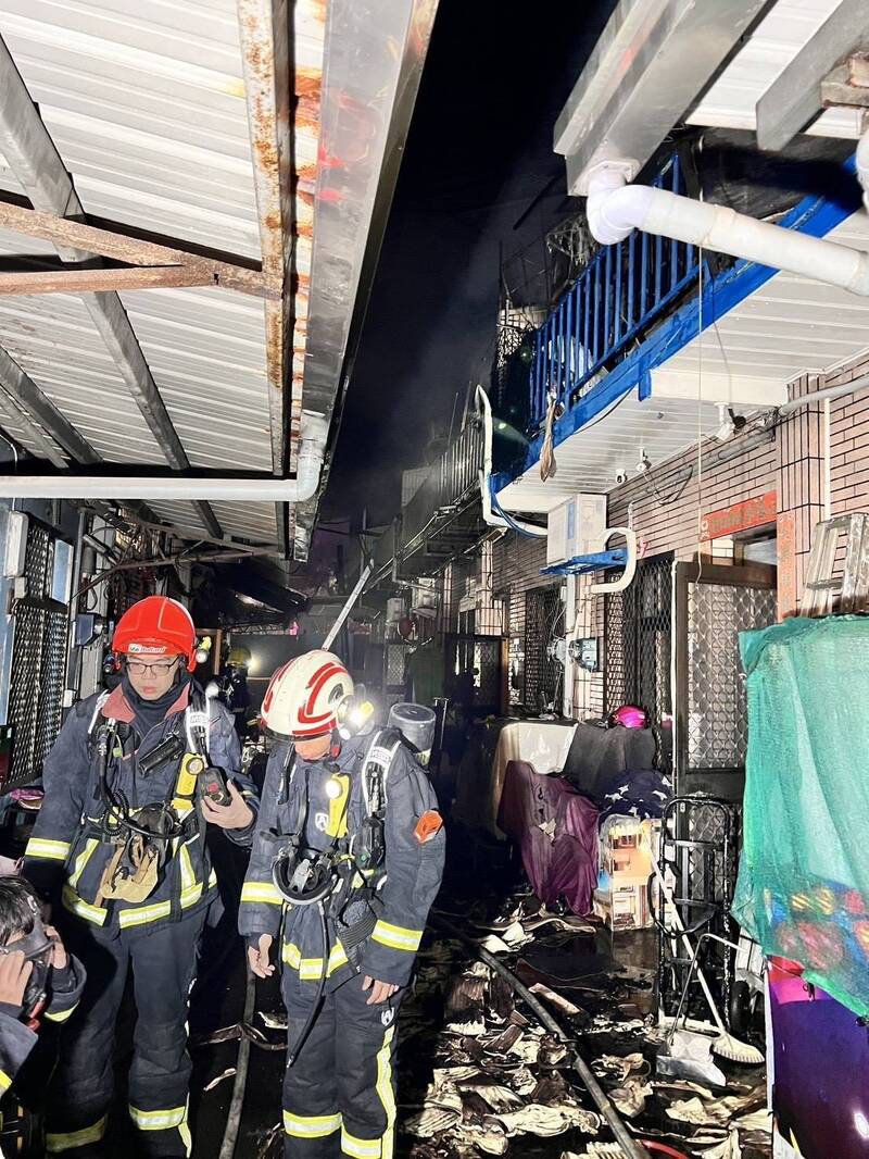 消防人員檢視火場。（圖由消防局提供）
