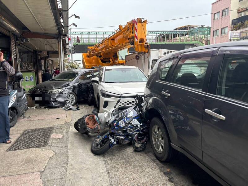 一辆大型吊臂车，行经台6线苗栗县公馆乡路段，疑煞车失灵连环撞11车，现场一片零乱。（警方提供）