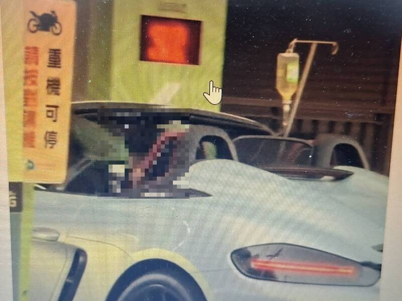新竹市青草湖附近路段竟出现有年轻男子开保时捷敞篷车、吊点滴跑山影片，警方称若接获检举，将依规开罚。（撷取自影片）