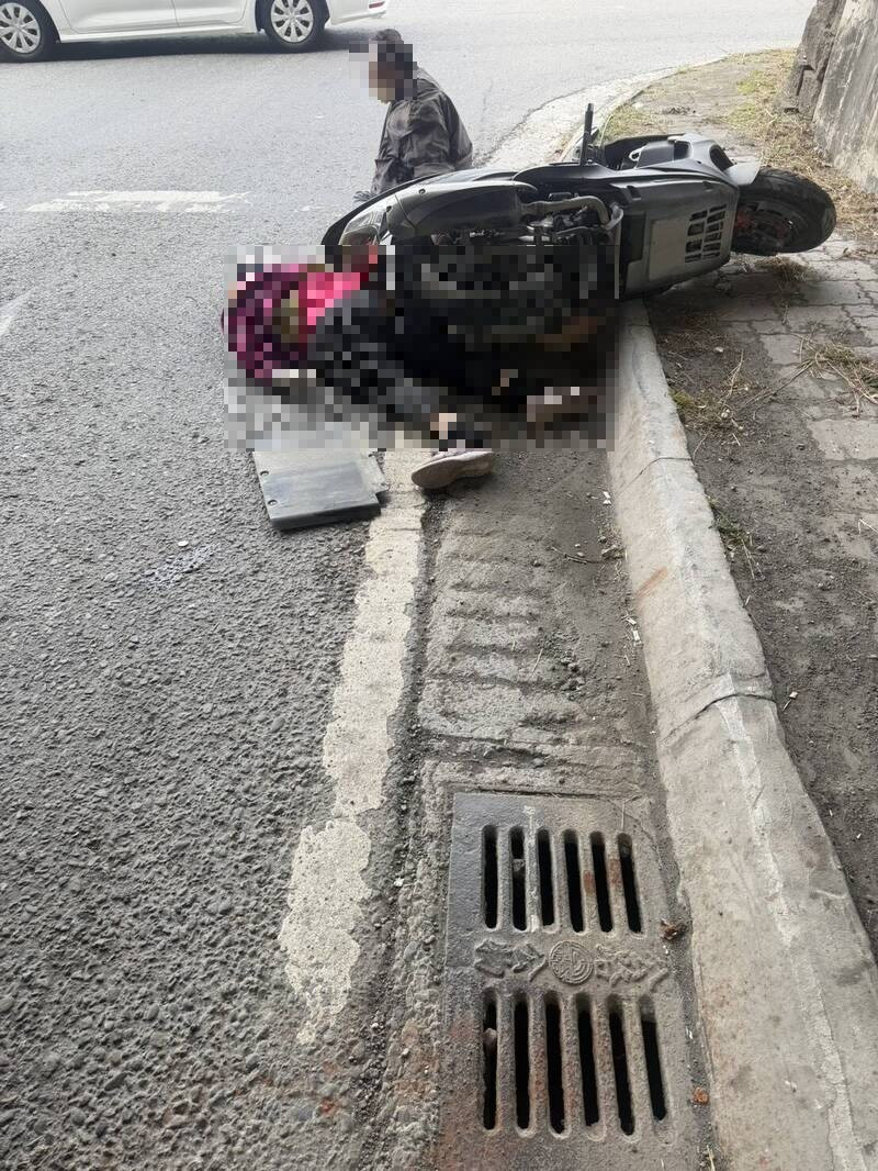 老婆遭辗毙，阿伯无助坐在旁边。（洪宗麒提供）