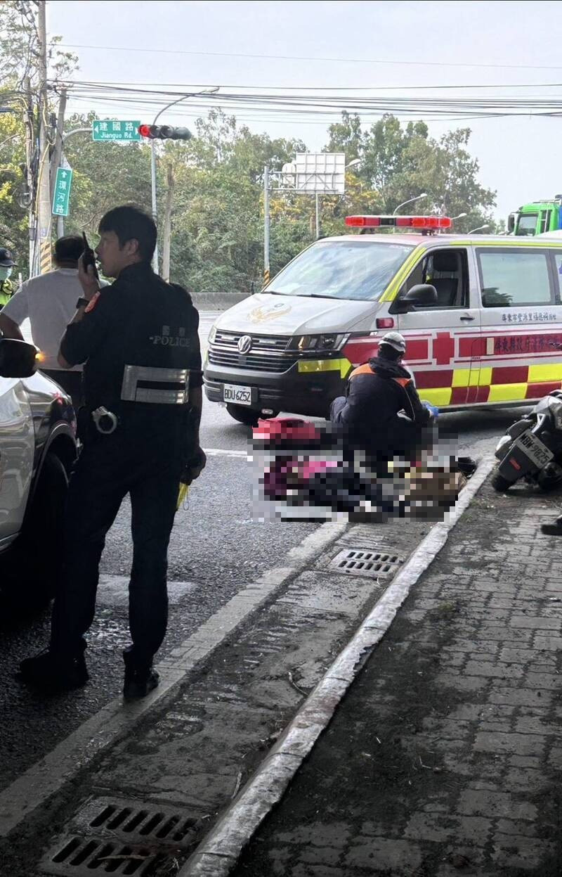 救护人员抵达现场，妇人已没有生命迹象。（屏东警方提供）