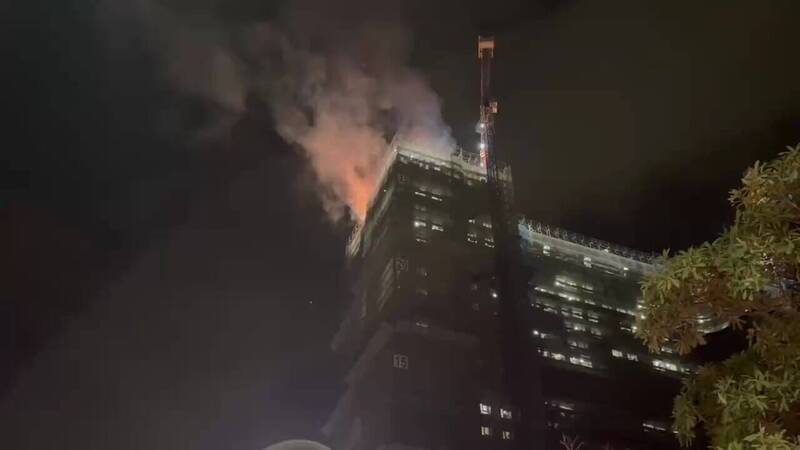 台南市安南区长和路新建大楼今晚传出火警，26楼冒烟，警消16车33人到场，见28楼屋突火点，改由B栋布线灌救，无人受困。（民众提供）