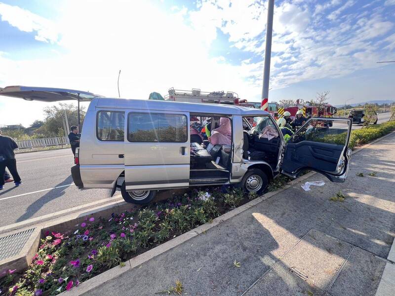 厢型车直撞灯杆，车上5人4人送医。（金城分局提供）