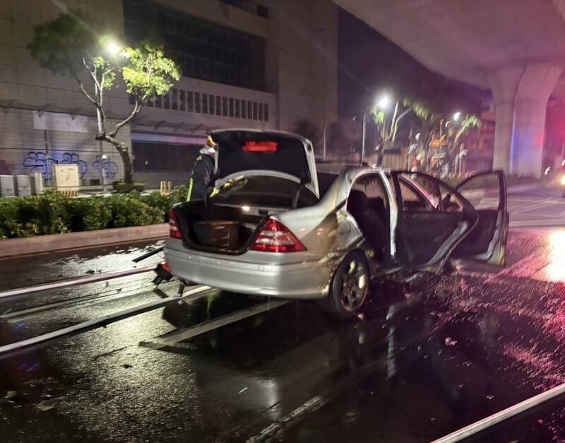 賓士車付之一炬。（民眾提供）