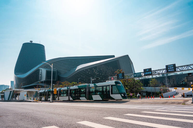 高雄輕軌已融入高雄生活。（捷運局提供）