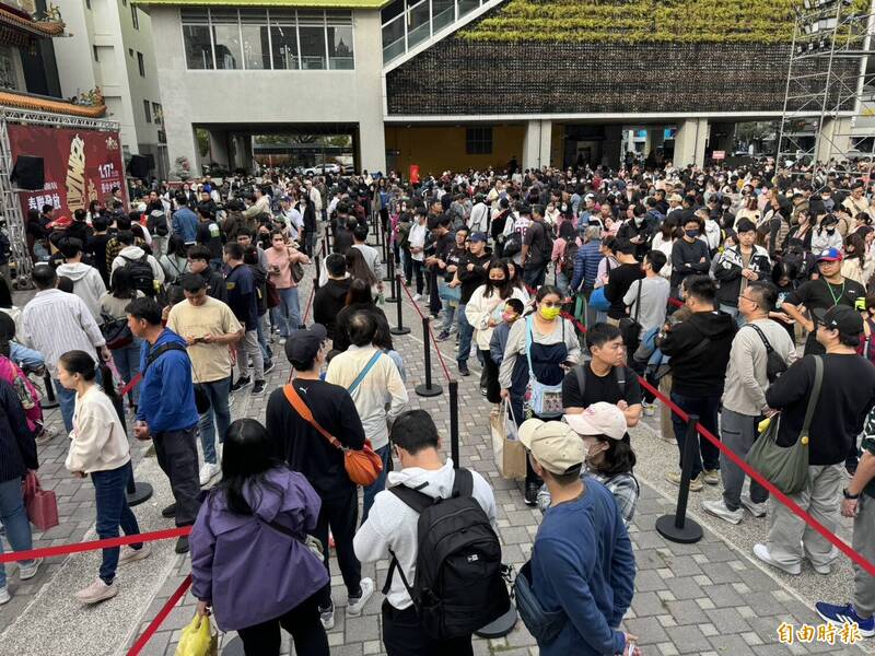 蔡其昌首印30萬份「台灣尚勇」春聯排隊熱度爆表