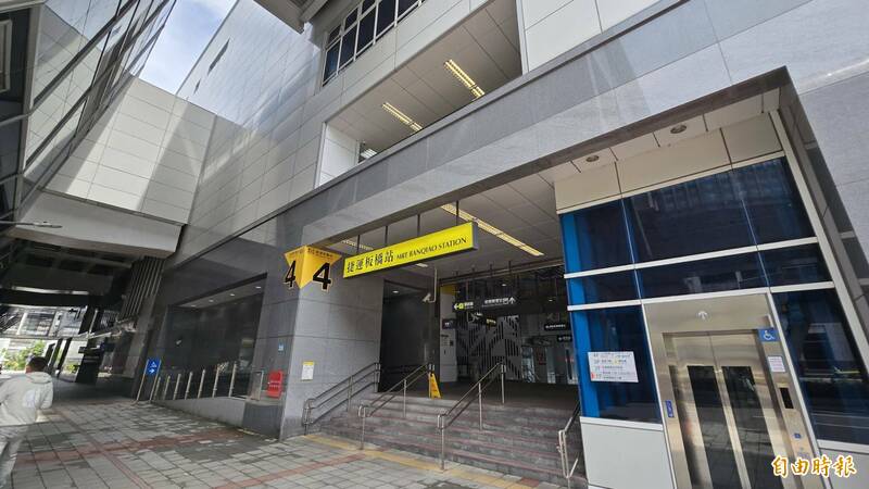 北捷板橋站乘客狂逃！車廂內冒濃煙原因曝 行動電源起火