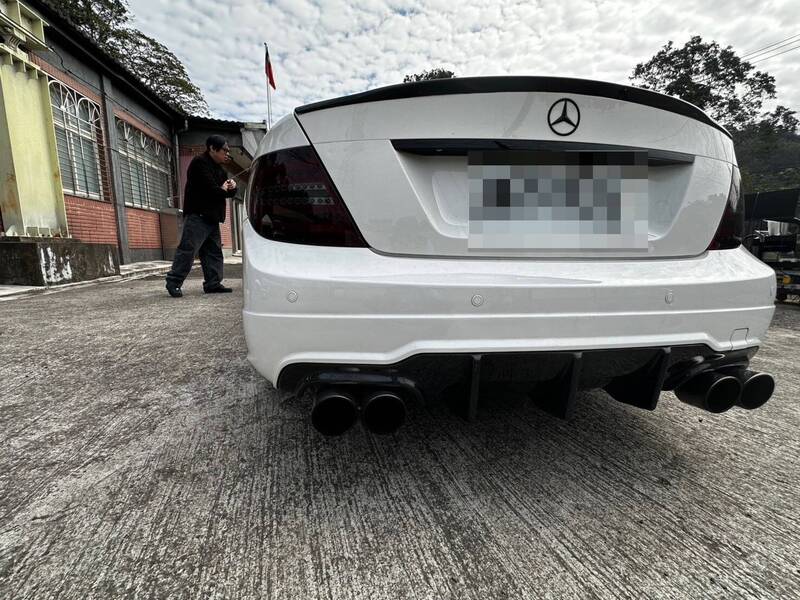 白色賓士跑車假日跑台7有夠吵 警攔檢聲浪高達123分貝罰3600元