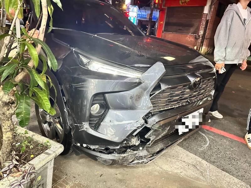 游翁感冒不適服用感冒藥後駕駛休旅車上路，卻失控撞騎樓梁柱、花圃及椅子，嚇壞路過民眾。（記者陸運鋒翻攝）