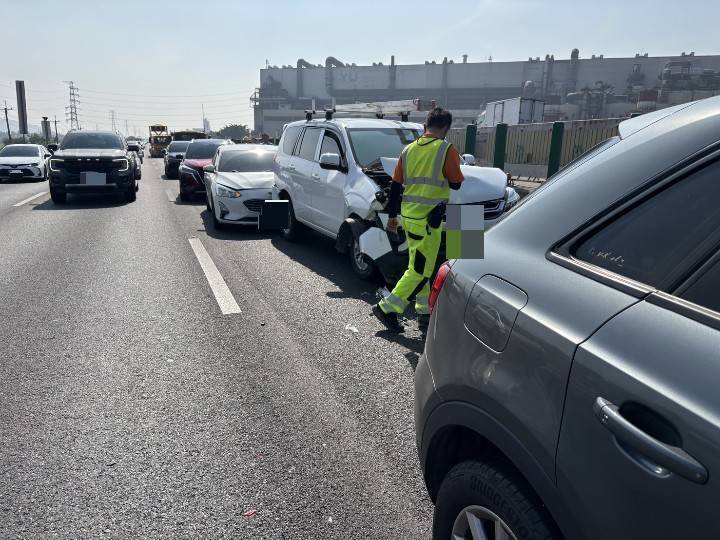 國道1號北向343.6公里路竹路段今天上午10點50分左右，發生2起共7部車輛追推撞交通事故，所幸均無人受傷、虛驚一場。（國道警方提供）