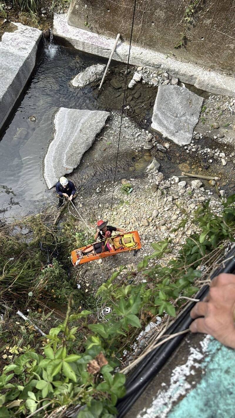 消防人員將傷患上拉。（南投縣消防局提供）