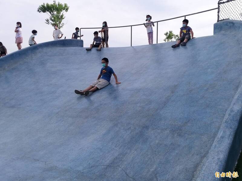 針對AI公園溜滑梯有孩童受傷，新竹縣議員吳旭智要求縣府提升管養的19座公園維護頻率，並加強宣導與標示優化。示意圖，圖中人物與本新聞無關。（記者廖雪茹攝）
