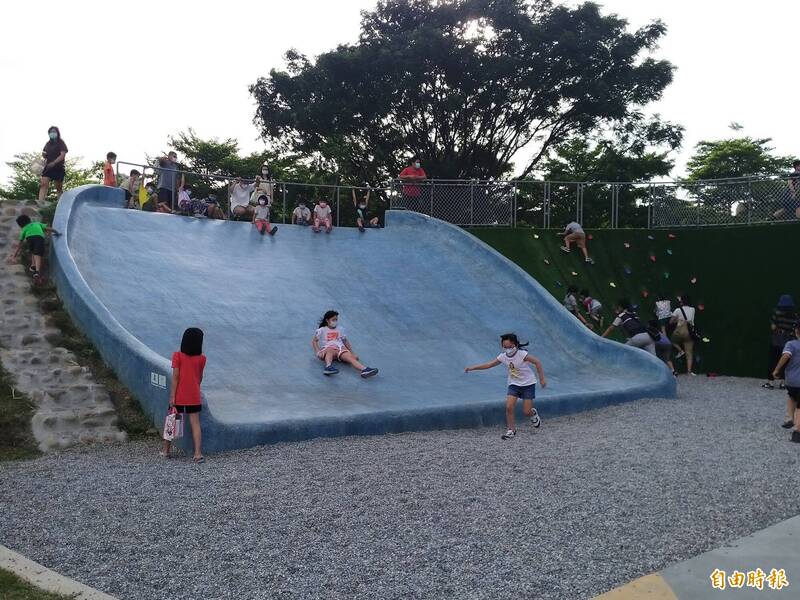 針對AI公園溜滑梯有孩童受傷，新竹縣議員吳旭智要求縣府提升管養的19座公園維護頻率，並加強宣導與標示優化。示意圖，圖中人物與本新聞無關。（記者廖雪茹攝）