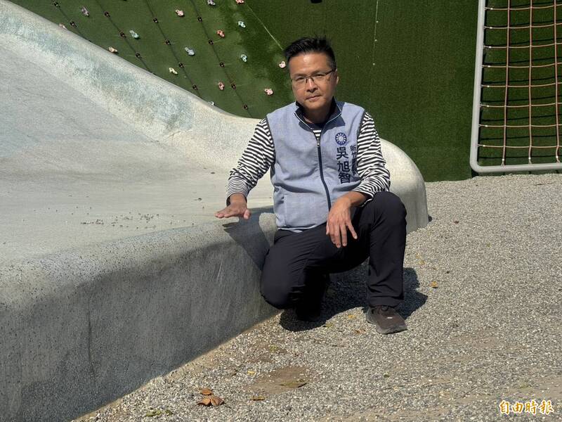 針對有孩童到AI公園溜滑梯受傷，新竹縣議員吳旭智今一早邀集縣府工務處和該家長現勘，要求即刻補充碎石，避免衝突區落差過大。（記者廖雪茹攝）