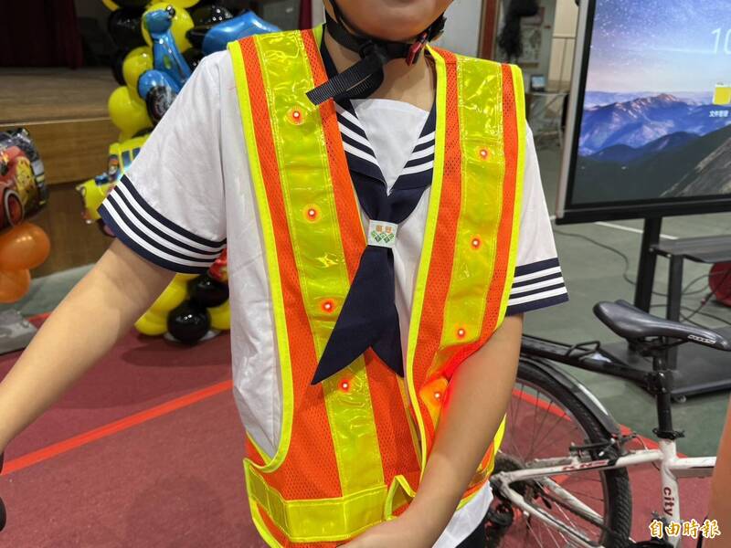 雲縣送5000件反光背心護學子騎車安全朝天宮全贊助